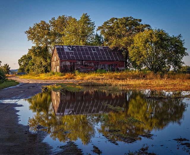 Hello instagram. My first picture after two months recovery from shoulder surgery. Its good to be back. #america #massachusetts #northamptonma #fall #barn #reflectionphotography #farmfields #newengland_igers #igers413 #igersmass #naturalnewengland #igers… ift.tt/2xnS9nA