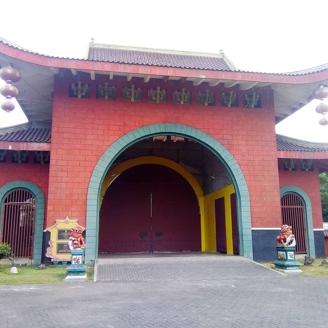YogyakartaV's tweet photo. Klenteng Sam Po Kong is a heritage site in Semarang. Admiral Cheng Ho build this temple in Simongan beach Semarang #Semarang #sampokong #yogyakartavoyage #heritage #site https://t.co/pvQn2mR8On