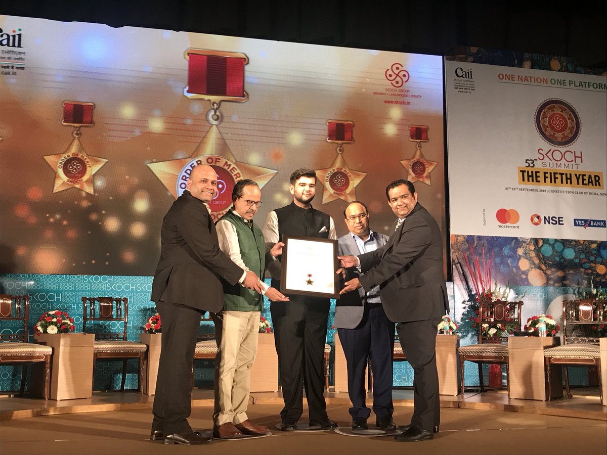 rahul_chaurasia's tweet image. #YogeshGupta CFIO @BajajAllianzLIC &amp;amp; Team receiving #FinancialInclusionSegmentLeadership Award @ Coveted #SkochAwards