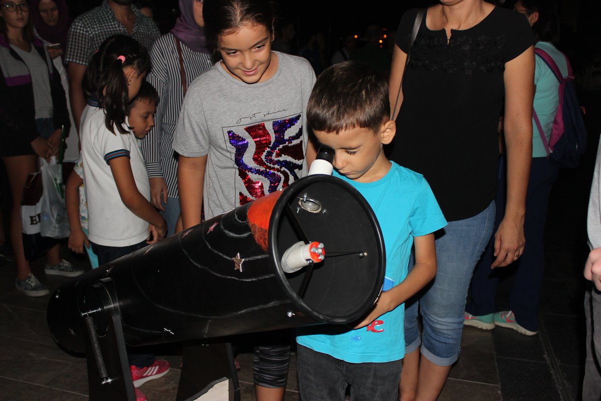 Gökyüzü Bilim Şenliğimiz Bir İlke İmza Attı...
17 -18.Eylül.2018 tarihlerinde Aydın Müzesi ve Aydın Kent Meydanında gerçekleştirilen Gökyüzü Bilim Şenliğimiz 2 gecede 5.000 katılımcıya ev sahipliği yaparak yeni bir rekora imza attı.
<a href="/bycandiroglu/">Bilal Hoca</a>   <a href="/ziyaselcuk/">Ziya Selçuk</a> 
@STEMaydin