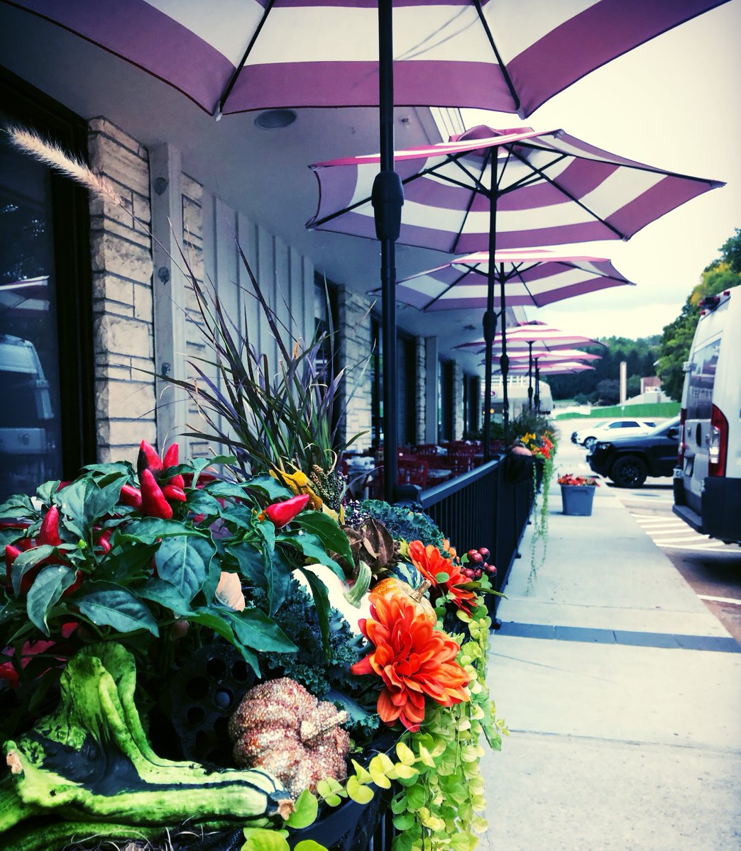 edenartofomaha's tweet photo. Fall into Autumn 🍂 with some Saturday morning brunch before the game 🏈. At Timberwood Fire Bistro 🔥 in Countryside Village. #fallflowerteam #fallcontainers #fall2018 #flowerteam #flowerteamOMA #fallfairies #edenartistry #foodies #timberwoodfirebistro #omahabrunch https://t.co/VYRUpAuJrS