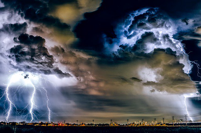 viralitybytes's tweet image. 9 out of 10 people struck by lightning recover and survive. #Fact #Weather #Facts #Nature