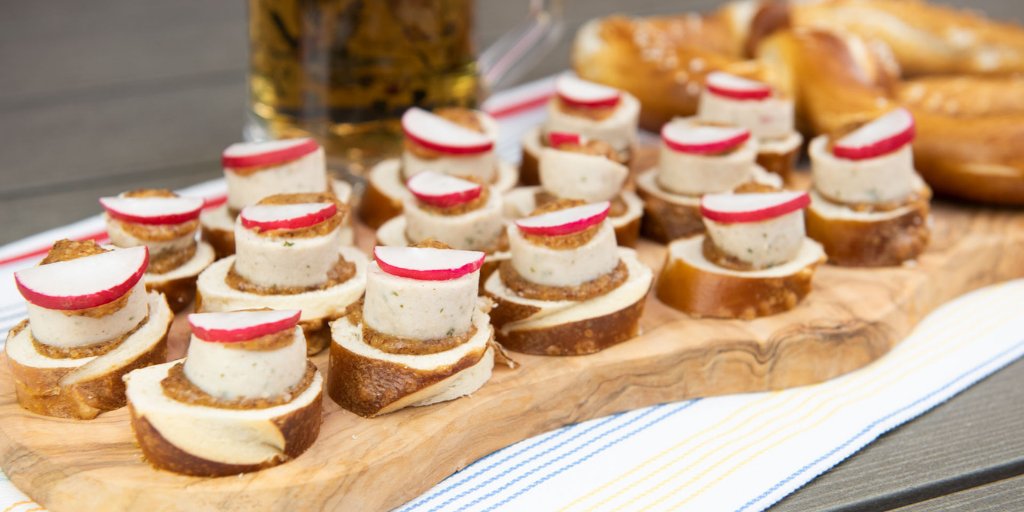 EscapingFamily's tweet photo. Weißwurst Fingerfood 
Das ist #Fingerfood auf #Bayern - Art. #Einfach, #lecker und #sauguat! #Laugenstangen, #süßerSenf, #Weißwurst und #Radieschen in kleinen #Häppchen aufeinander gestapelt und schon kann die eigene #Oktoberfest - #Party beginn...
#Rezept https://t.co/h0Crw40jE5 https://t.co/5QRTkorGPL