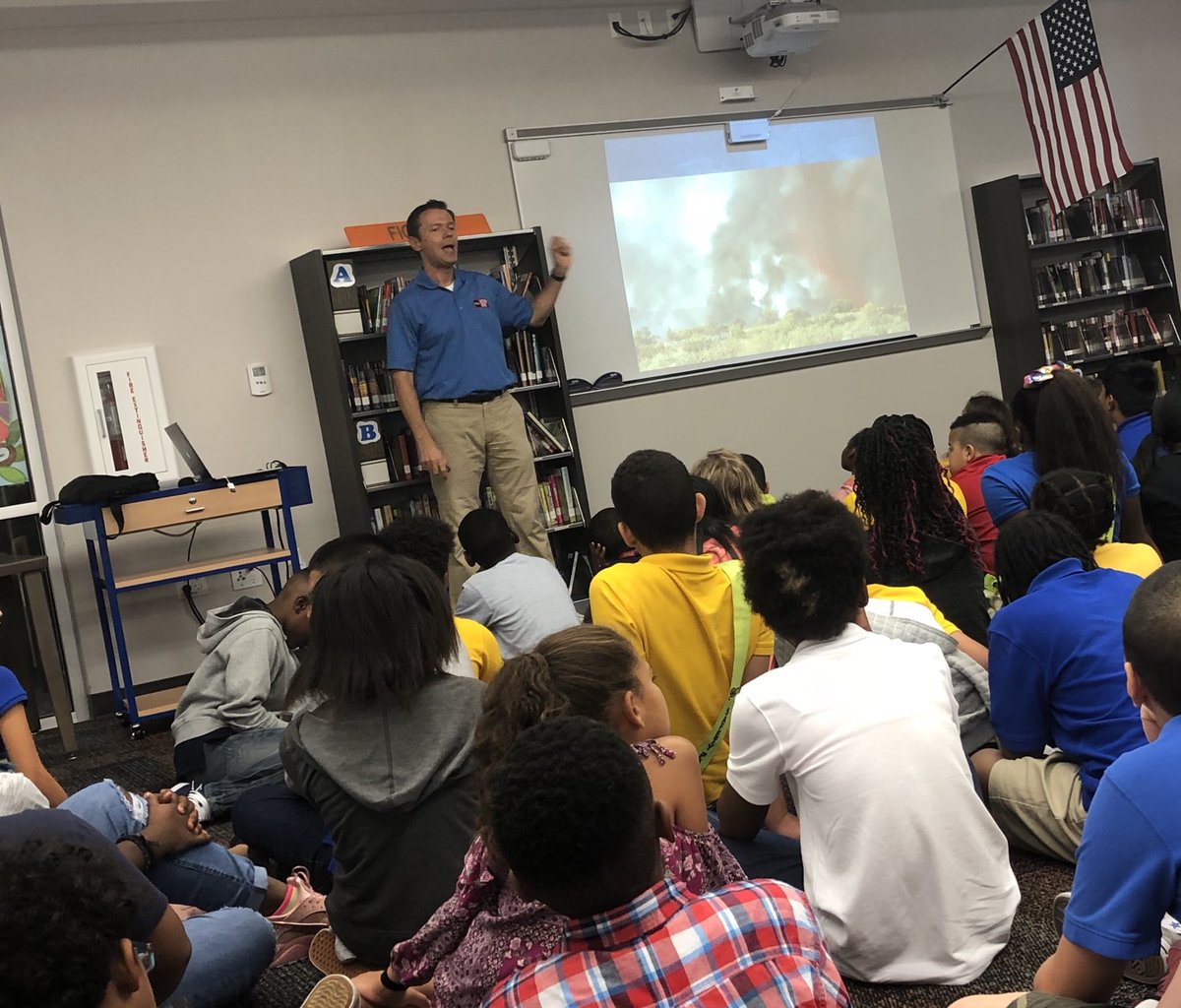 LibraryTera's tweet image. Our 5th graders were so lucky to get to learn about weather today in the media center from @abcactionnews Greg Dee! Thanks for visiting us! @GregDeeWeather @HCPSLambES @hubofschool