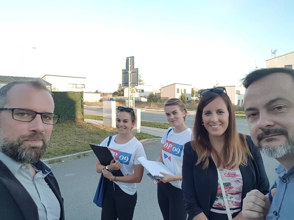 TOP09Plzen's tweet photo. Chodíme za vámi a ptáme se, co byste zlepšili. Včera naši zastupitelé Městského obvodu Plzeň 3 Eva Šafránková a @ZenisekO společně s místostarostou centrálního obvodu @radoslavskarda vyrazili za občany Valchy. https://t.co/RK9JdJmbY3 #plzenskatopka #plzenjakmabyt #volby https://t.co/5lxDqZZe71