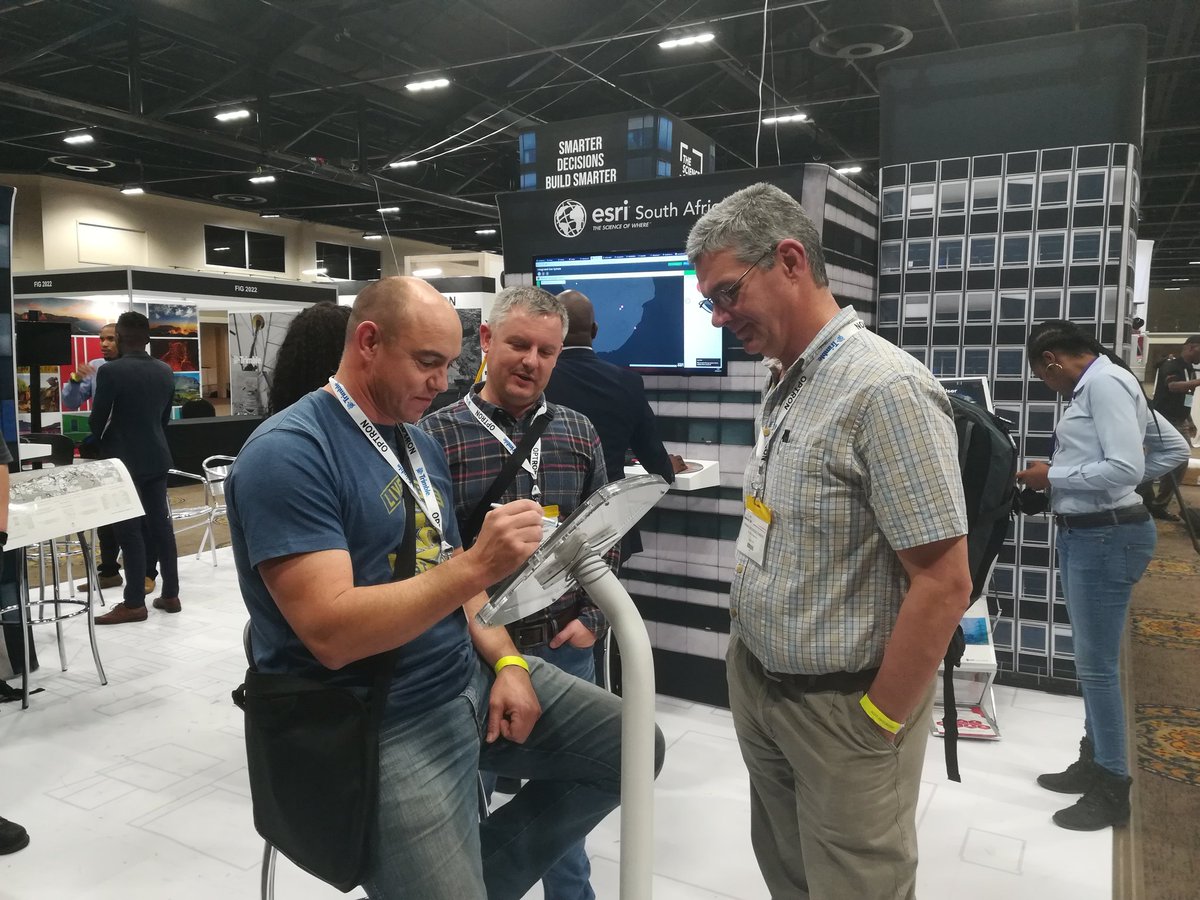 EsriSouthAfrica's tweet photo. We don't need Esri experts to demo our technology - It's easy as 1️⃣2️⃣3️⃣! #Client #collaboration #SMARTclients #AfricaGEO2018 @AfricaGeoConf https://t.co/AeXg0fQBAD