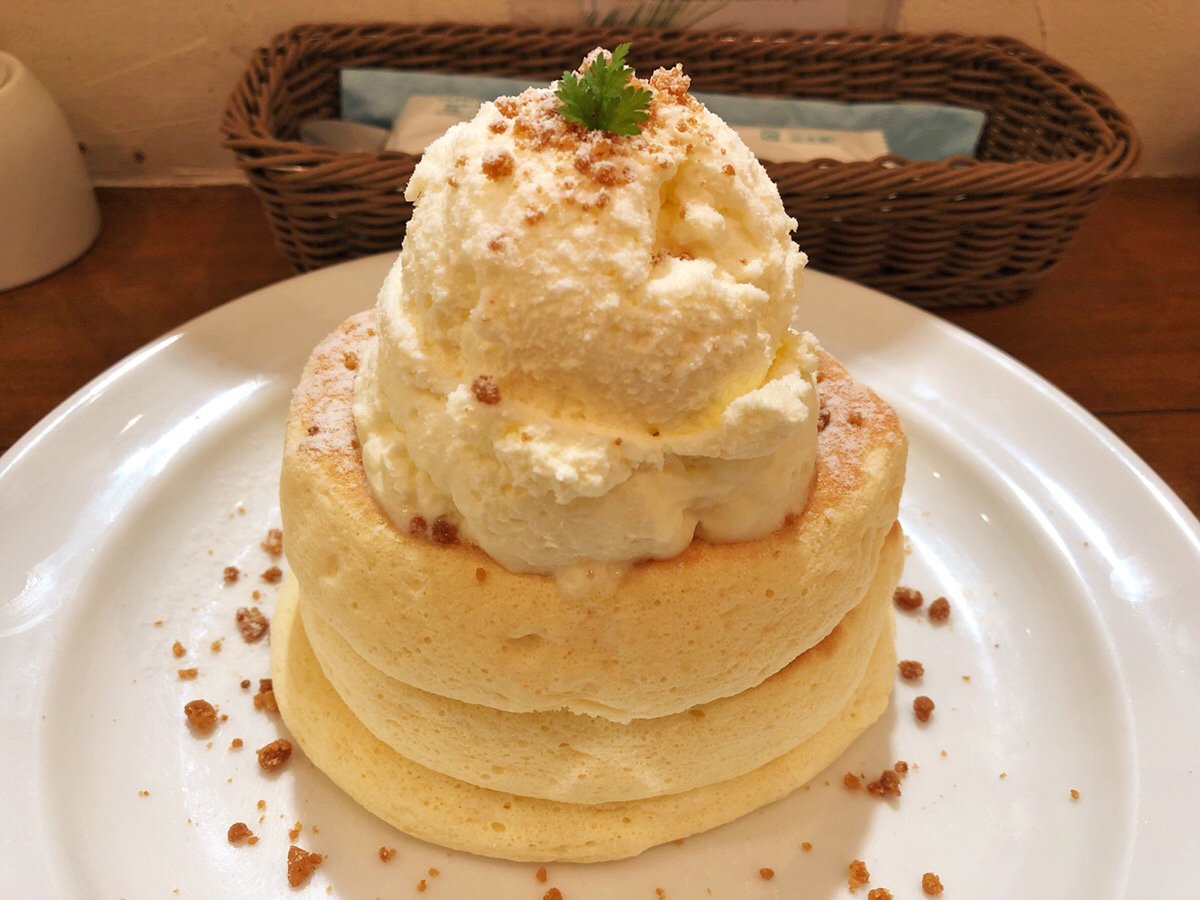 muni_gurume's tweet photo. 【メレンゲ】
@埼玉：川口駅から徒歩12分

焼きたてふわふわな三段重ねのシフォンパンケーキを食べられるお店。
一枚ずつ厚みのあるパンケーキはボリューム満点！
上に乗ったふんわり生クリームとクランブルのサクサク感のコントラストが最高🎶
とろけるような食感で幸福感に包まれます✨ https://t.co/Rys4uTe0fP
