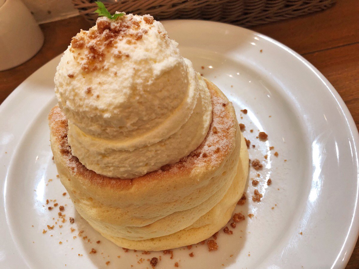 muni_gurume's tweet photo. 【メレンゲ】
@埼玉：川口駅から徒歩12分

焼きたてふわふわな三段重ねのシフォンパンケーキを食べられるお店。
一枚ずつ厚みのあるパンケーキはボリューム満点！
上に乗ったふんわり生クリームとクランブルのサクサク感のコントラストが最高🎶
とろけるような食感で幸福感に包まれます✨ https://t.co/Rys4uTe0fP