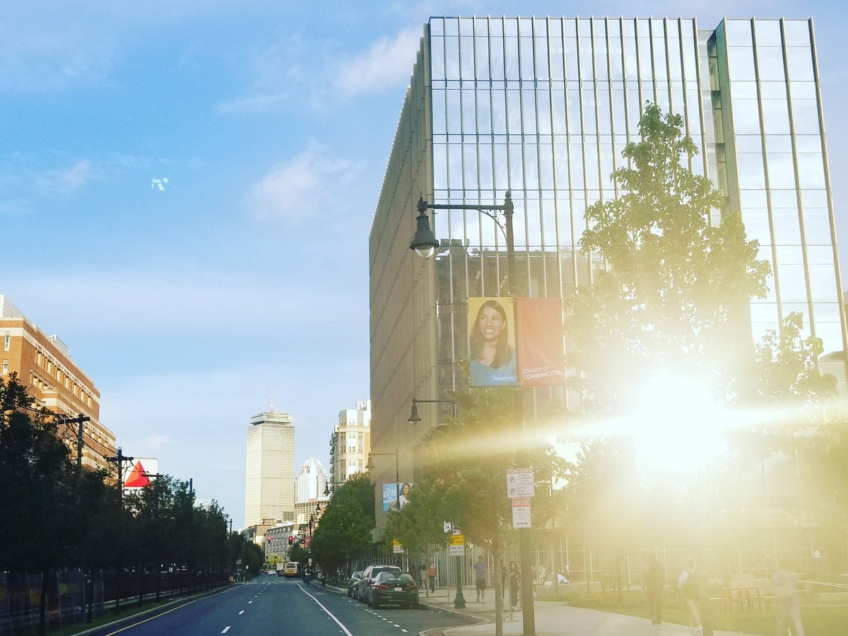 daryldeluca's tweet photo. Late afternoon setting sun along Commonwealth Avenue directly hits the Boston University Kilachand Center for Integrated Life Sciences building on the BU Charles River Campus &amp; creates a beautiful photo visual.  @applytobu @BU_Tweets @bualumni #burooftoptour @boston_udos @ter https://t.co/DUaH0kg5MF