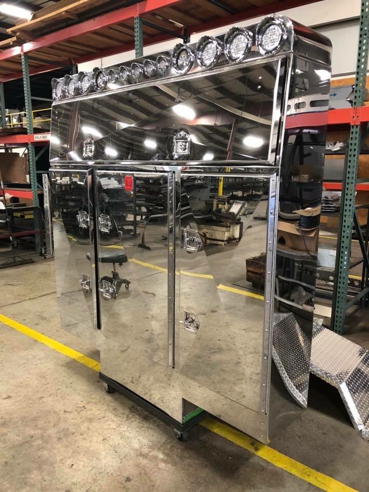 BrunnerFab's tweet photo. #Truckers #BigRigs have a deal for you!A gently used 16β 4 door #headacherack fully wrapped in #stainlesssteel with a 4-5-4 #stainlesssteel #upperlightbar w/clear lens lights!Few lil scratches,overall great shape!$7300 value jus $5800!Dm me! #BuiltToLast #WhatURTruckWants #shine https://t.co/soSab1uwAl
