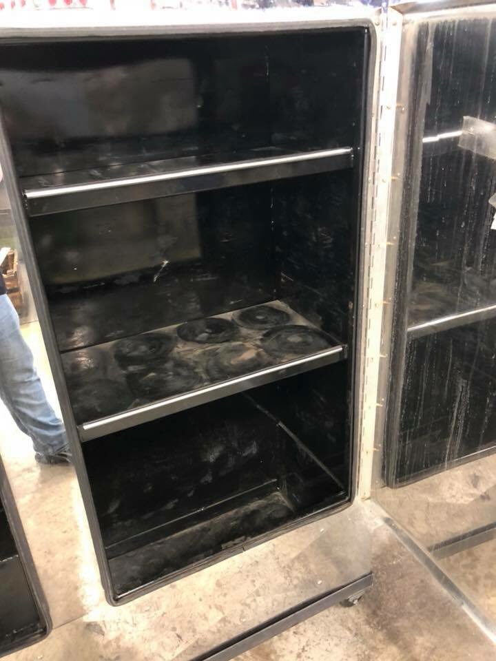 BrunnerFab's tweet photo. #Truckers #BigRigs have a deal for you!A gently used 16β 4 door #headacherack fully wrapped in #stainlesssteel with a 4-5-4 #stainlesssteel #upperlightbar w/clear lens lights!Few lil scratches,overall great shape!$7300 value jus $5800!Dm me! #BuiltToLast #WhatURTruckWants #shine https://t.co/soSab1uwAl