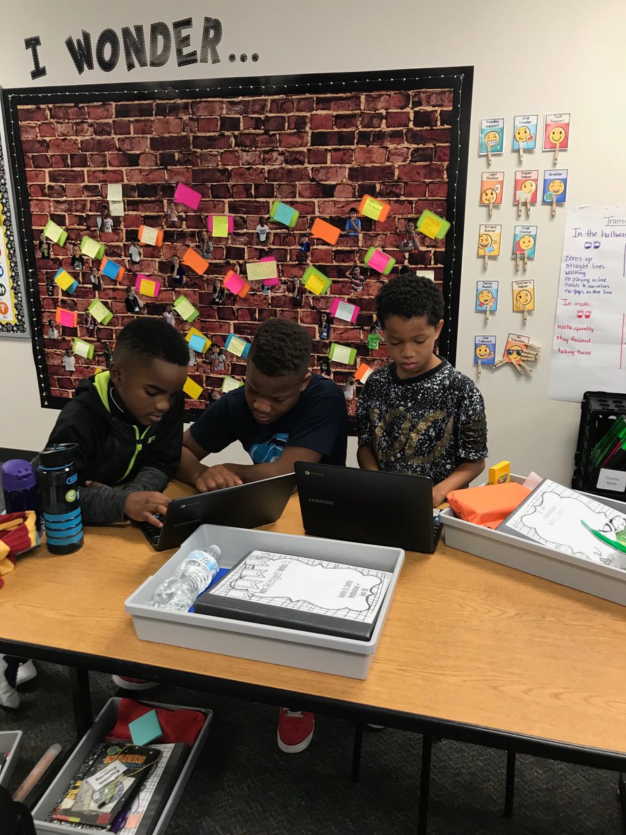 CharlesmMary's tweet photo. ⁦@ElliottLearners⁩ 5th graders helping 3rd with their states of matter slide show!#collaboration https://t.co/EdJD3whI4s