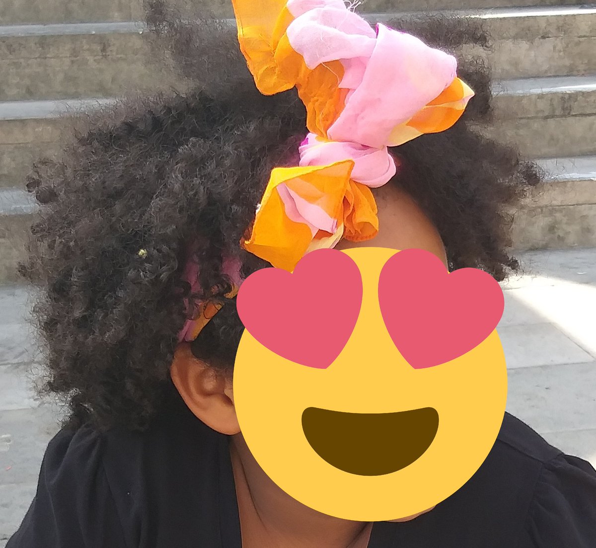 Tochter wurde heute wegen ihrer Haare in der Klasse ausgelacht. Und ich wollte ihr gerne zeigen, dass es mindestens genauso viele Menschen gibt - wenn nicht sogar mehr -, die ihre Frisur mögen. Lasst ihr uns was Nettes da? 💕