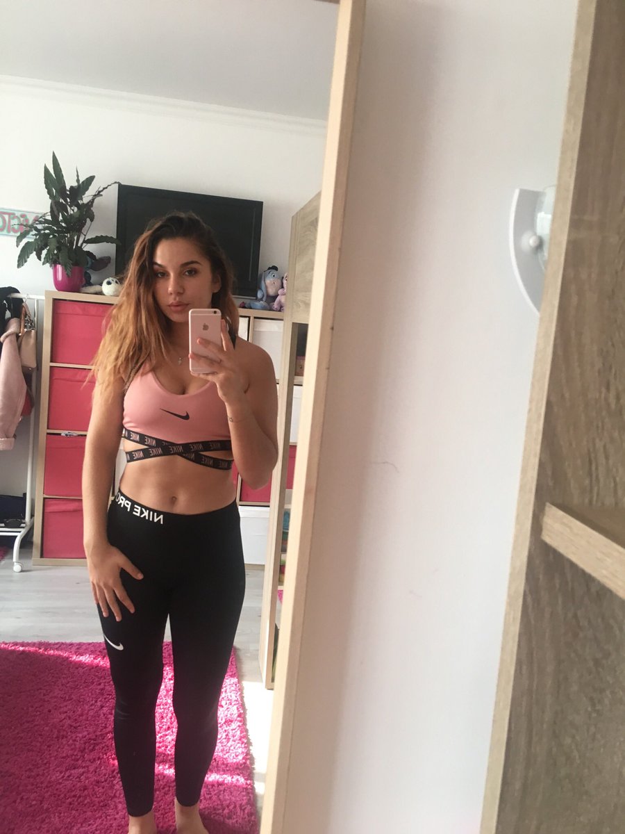 vickysabbar's tweet photo. Getting in shape for SFC🔥
📍Arena Deurne 📆13 October 
@staredownfc 
PM for tickets 😘👍🏼☺️
.
.
.
@perfectteammma @staredownfc #mma #mmafighter #sfc13 #nike #nikewomen #pink https://t.co/zVVuWyd27Q