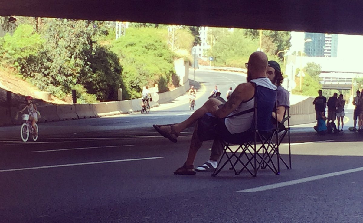 עיר ללא מכוניות. כמה זה פשוט, נעים ורגוע. למה חייבים הצדקה דתית בשביל דברים כאלה? אי אפשר להחליט שפעם בחודש לא תהיה תנועת מכוניות בעיר? אז זהו, שתכלס אפשר. הכל בראש. והגיע הזמן להחליף אחד.
(בתמונה מצד שמאל, תושבת ת״א רוכבת בפעם הראשונה על איילון)