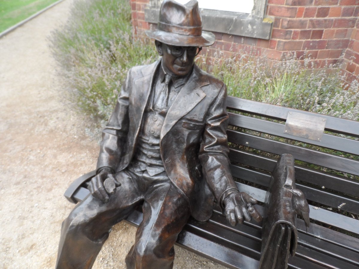 amanda_adams78's tweet photo. Frank Foley bronze statue in Mary Stevens Park that was visited by Prince William yesterday during his stop in the West Midlands #frankfoley #warhero #statue #princewilliam #dukeofcambridge #RoyalFamily #marystevenspark #RoyalVisitStourbridge ✨ photo credit: @Midlands_Mand2 📷 https://t.co/htS4yiv77E
