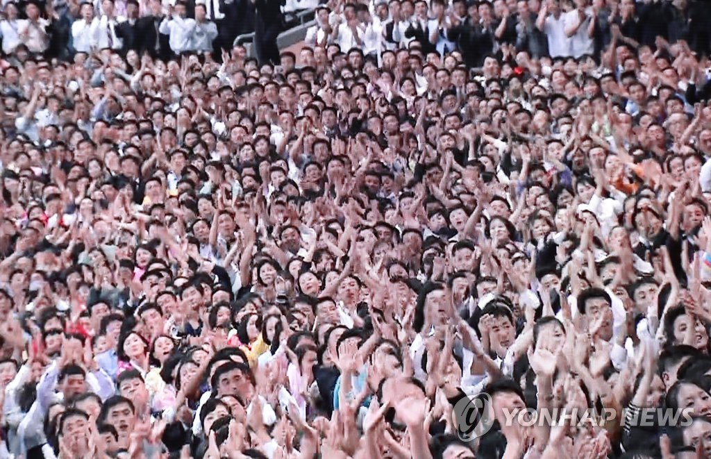 꿈인가 생시인가!

'우리 민족은 함께 살아야 한다!
우리는 5천년을 함께 살고
70년을 떨어져 살았다'

우리 대통령이 평양시민들에게
이런 연설을 할 수 있다니!
위대한 민족의 평화를 향한
대장정이 시작되었다
남북이 손잡고 가는데
그 누가 이땅에서 전쟁을
말하겠나!