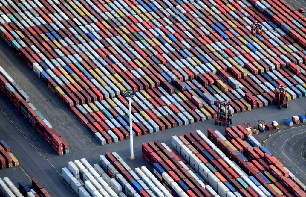 ReutersWorld's tweet photo. U.S.-China trade dispute to eat into German growth: IW institute https://t.co/bdAgkpvjhY https://t.co/DyUlbLuZUc
