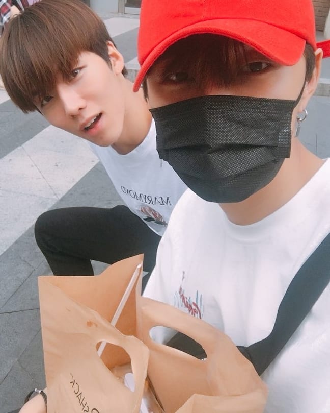 CKKYJtrans's tweet photo. [TRANS] 180917 [#SPECTRUM] SPECTRUM TIME TRAVEL SERIES #123 

A summer day, 
Jaehan-ie who wanted to eat hamburger and
Donggyu who came out as well to buy hamburger🤩

#스펙트럼 #Time_Travel_Series #동규 #재한 #Jaehan 

https://t.co/s8p9CMfkdF https://t.co/isYzgpTm7R