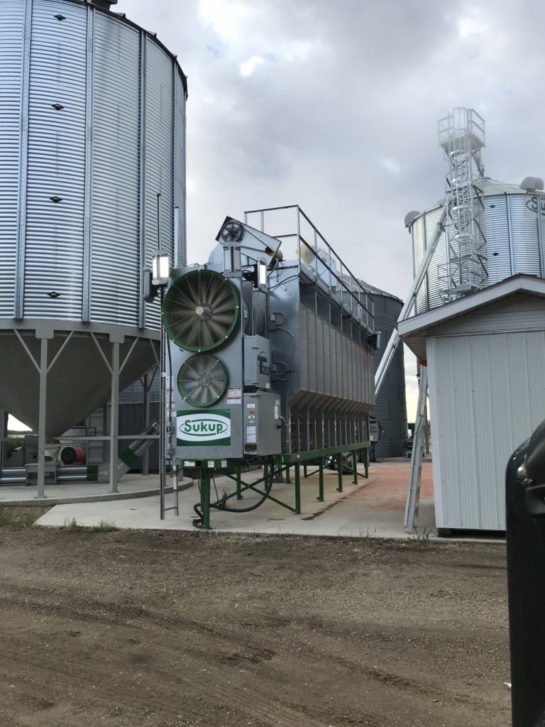 RoncerayDan's tweet photo. Tough corn goes in, dry corn comes out! Used my @bushelplus seperator to cool dry corn off for accurate testing. @PioneerSeedsCA #P7005 https://t.co/QOp3RIjZcF