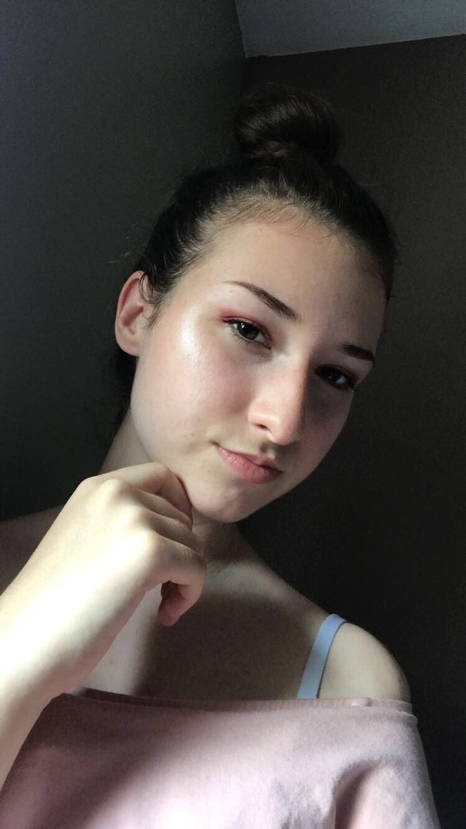 alix_mrtn's tweet photo. #makeupvsnomakeup je perd 2/3 ans sans maquillage 🤷🏽♀️ https://t.co/6iAxasH3Lo