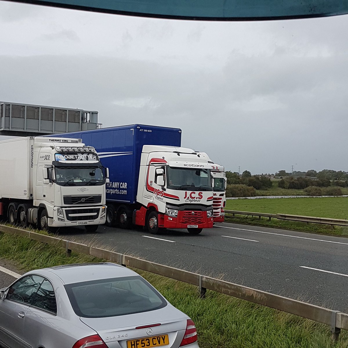 Truckers looking out for each other, line abreast on the #M6 protecting each other from #StormAli as they go over a bridge #sticktogether #ukweather #stormy