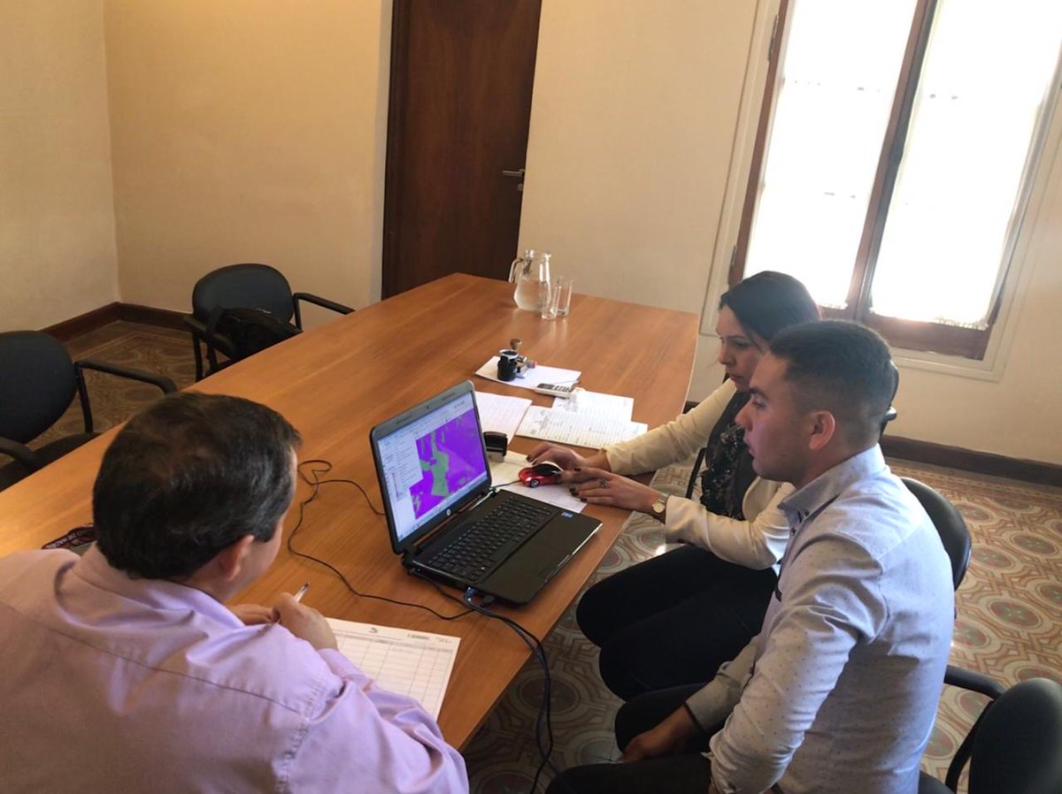 catastro_py's tweet photo. 📌 Técnicos de #CatastroPy se reúnen con el Secretario Municipal de Juan de Mena, el Señor Sergio Ariel Ayala, para iniciar trabajos de asistencias técnicas en el Municipio.
#CatastroMunicipios #HaciendaPy https://t.co/upycXbQIgY