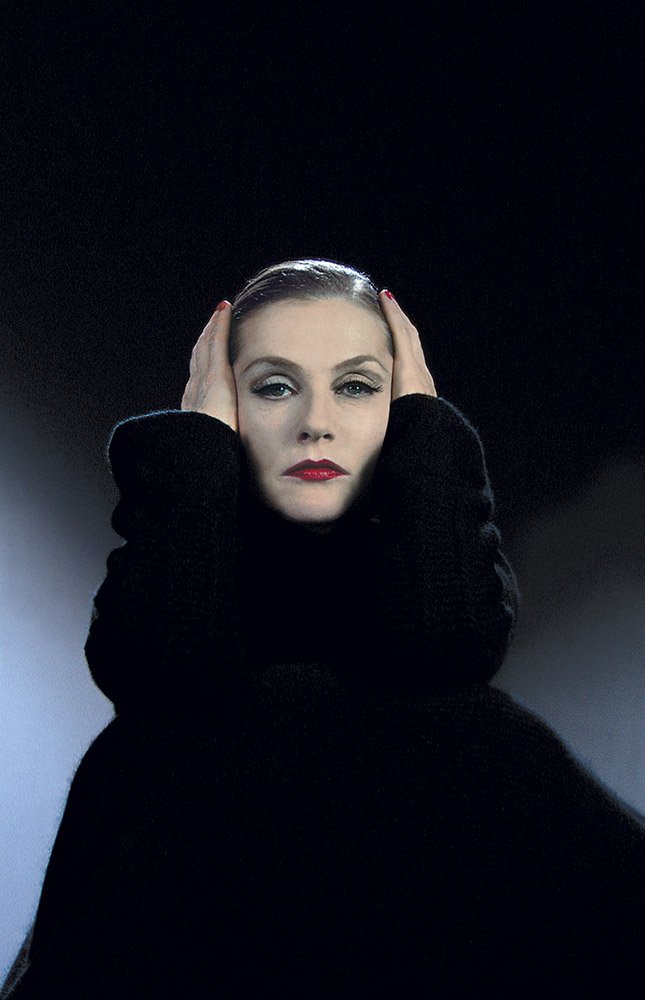 lecinema_'s tweet photo. Isabelle Huppert as Greta Garbo, from a Robert Wilson’s video-portrait homage to Edward Steichen’s 1928 photograph of the Swedish star, 2005 https://t.co/Klehkvl9FQ