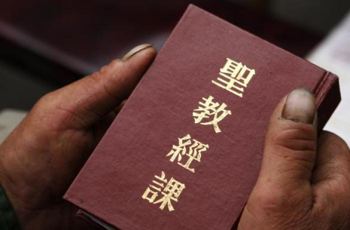 _lumenlife's tweet photo. China’s government is ratcheting up a crackdown on Christian churches in Beijing and several provinces, destroying crosses, burning bibles, shutting churches and ordering followers to sign papers renouncing their faith. #Persecution #ChinaPersecution https://t.co/gIN2QaEUyd https://t.co/uS6GDNP6EJ
