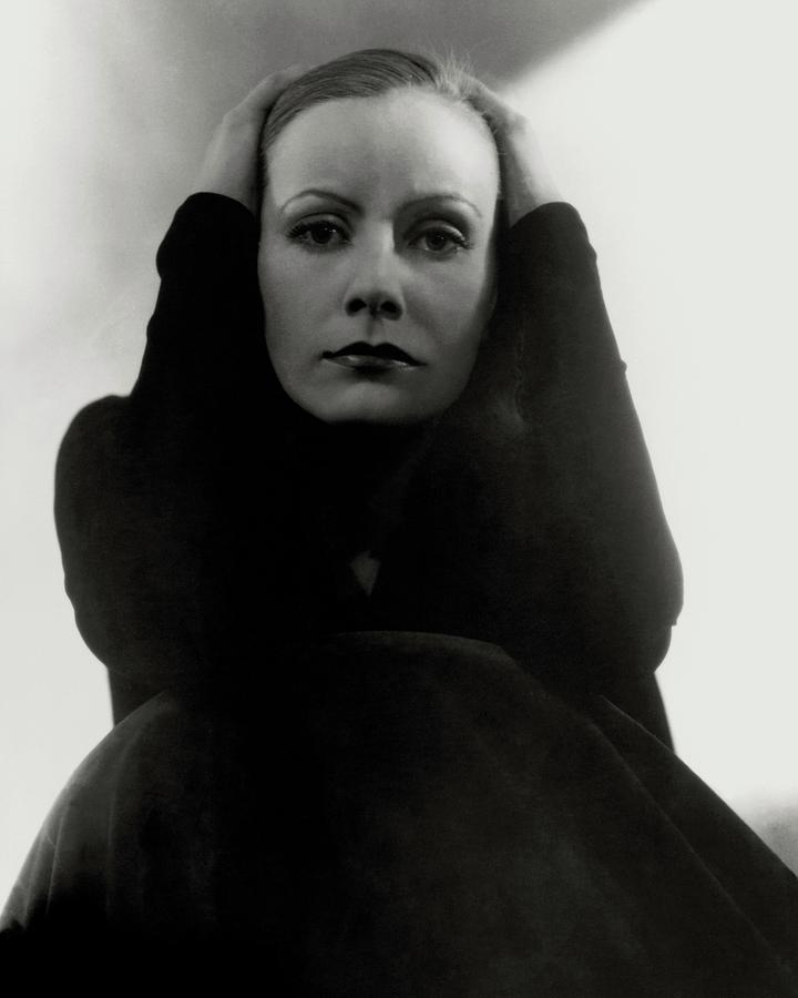 lecinema_'s tweet photo. Isabelle Huppert as Greta Garbo, from a Robert Wilson’s video-portrait homage to Edward Steichen’s 1928 photograph of the Swedish star, 2005 https://t.co/Klehkvl9FQ