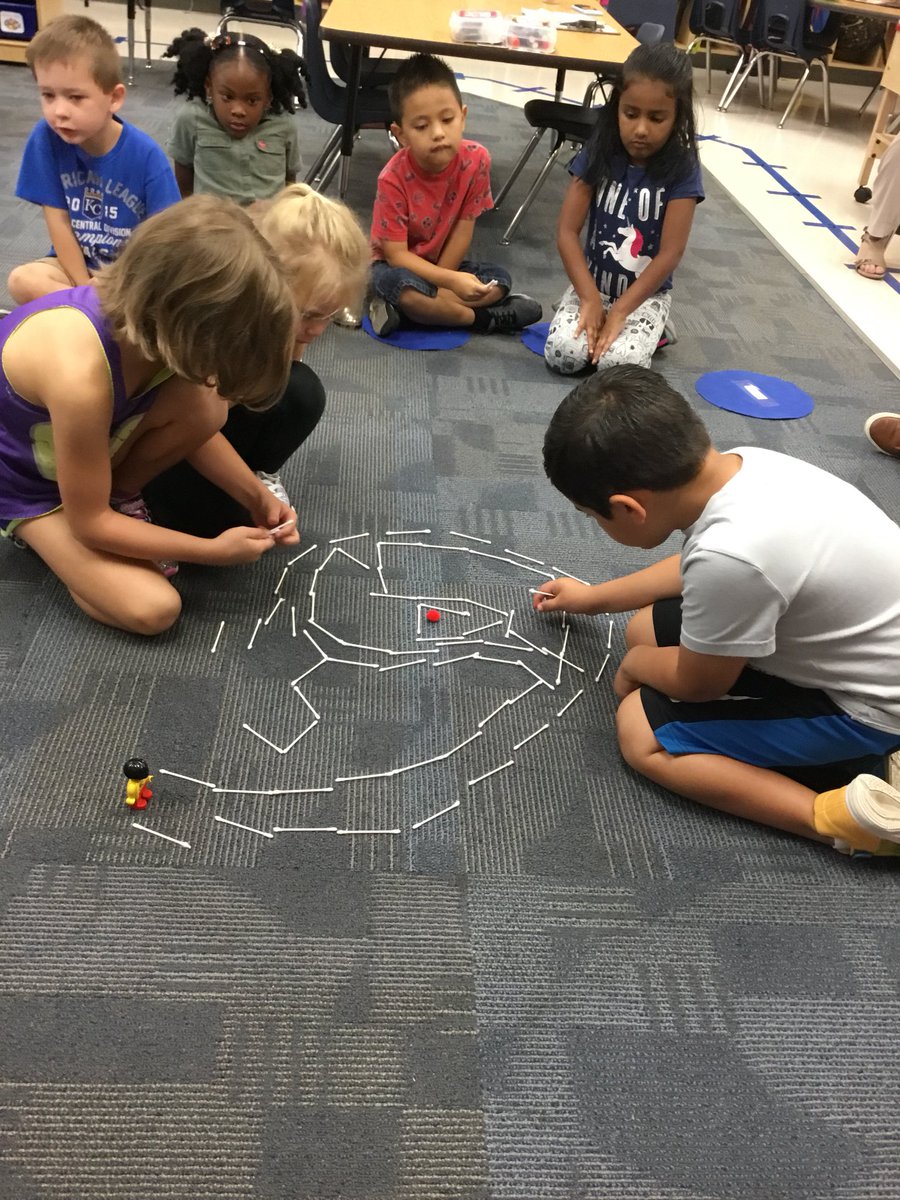 Mrs_E_Taggart's tweet photo. Amazing maze ! LEGO guy made it to the apple! Love morning meeting.#Comancherocks https://t.co/NYp98g2jD9