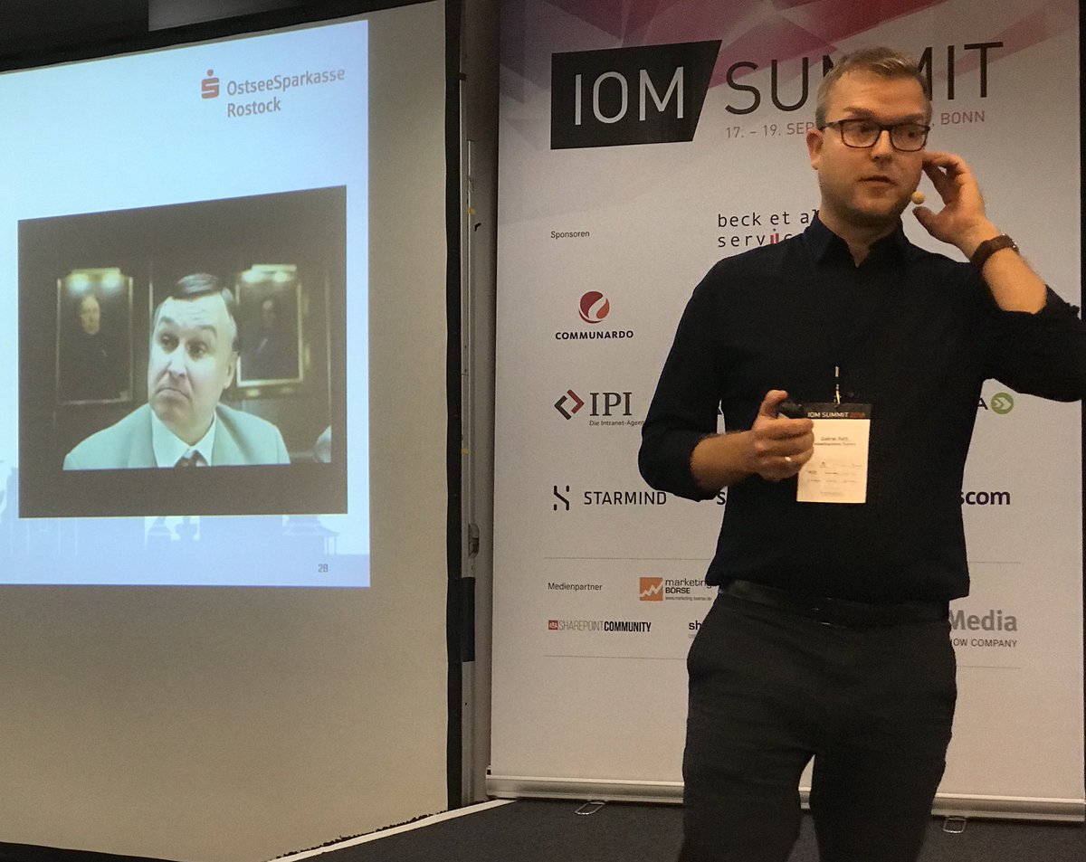 SellAnnette's tweet image. Der tolle Gabriel Rath @gabrealness erzählt von der Einführung von #IBMConnections bei der #OstseeSparkasse und hat auch einen prominenten #kollegen mitgebracht 😬. Ob der schon das #digiplo hat? 🤔
 #DigitalWorkplace 
#ioms18