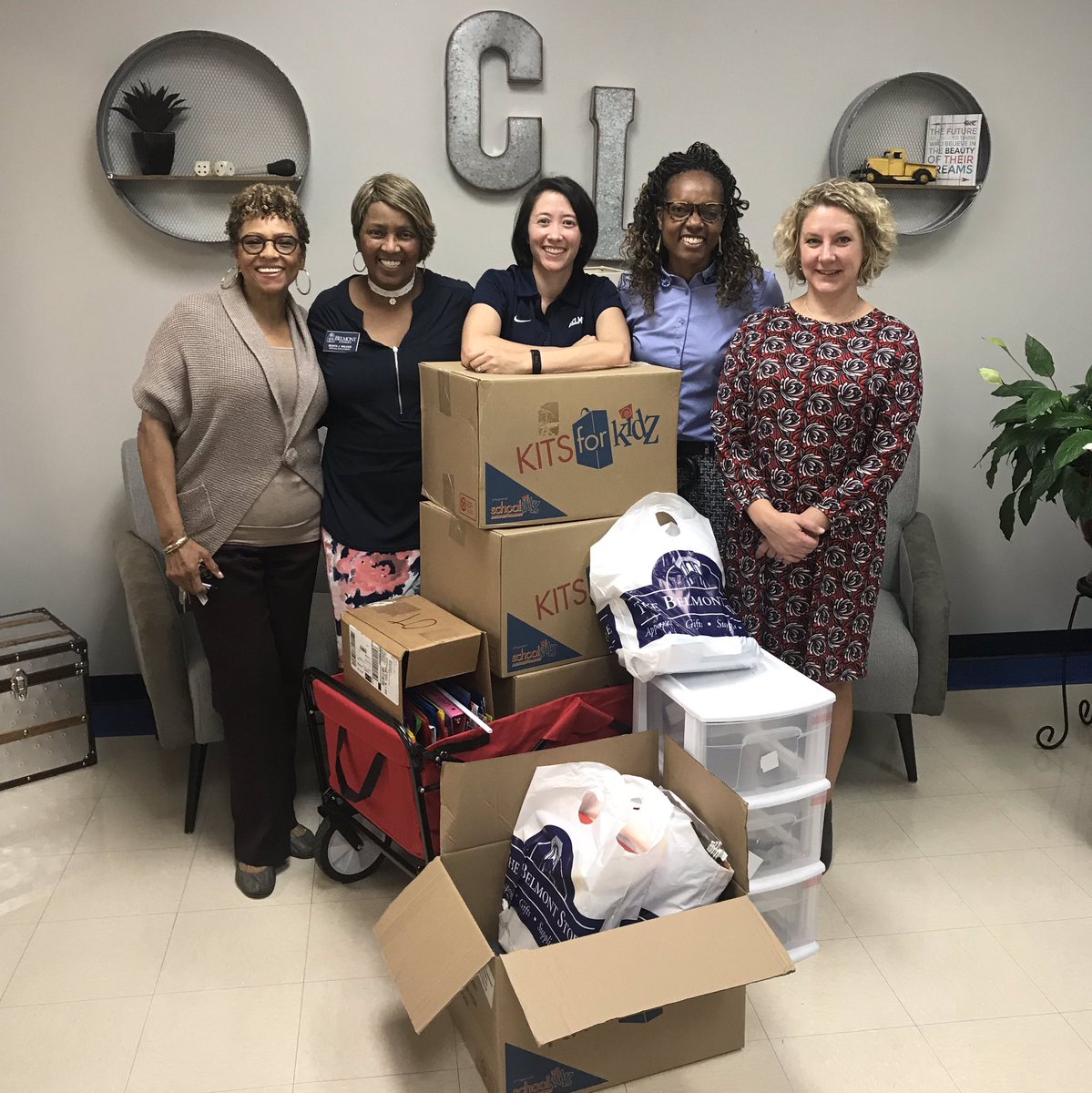 CLEMengineer's tweet photo. Full hearts this morning as our partners at @BelmontUniv greet us with love and school supplies! #communitypartners #pencilpartner #teamworkmakesthedreamwork https://t.co/FoS6vnz10k