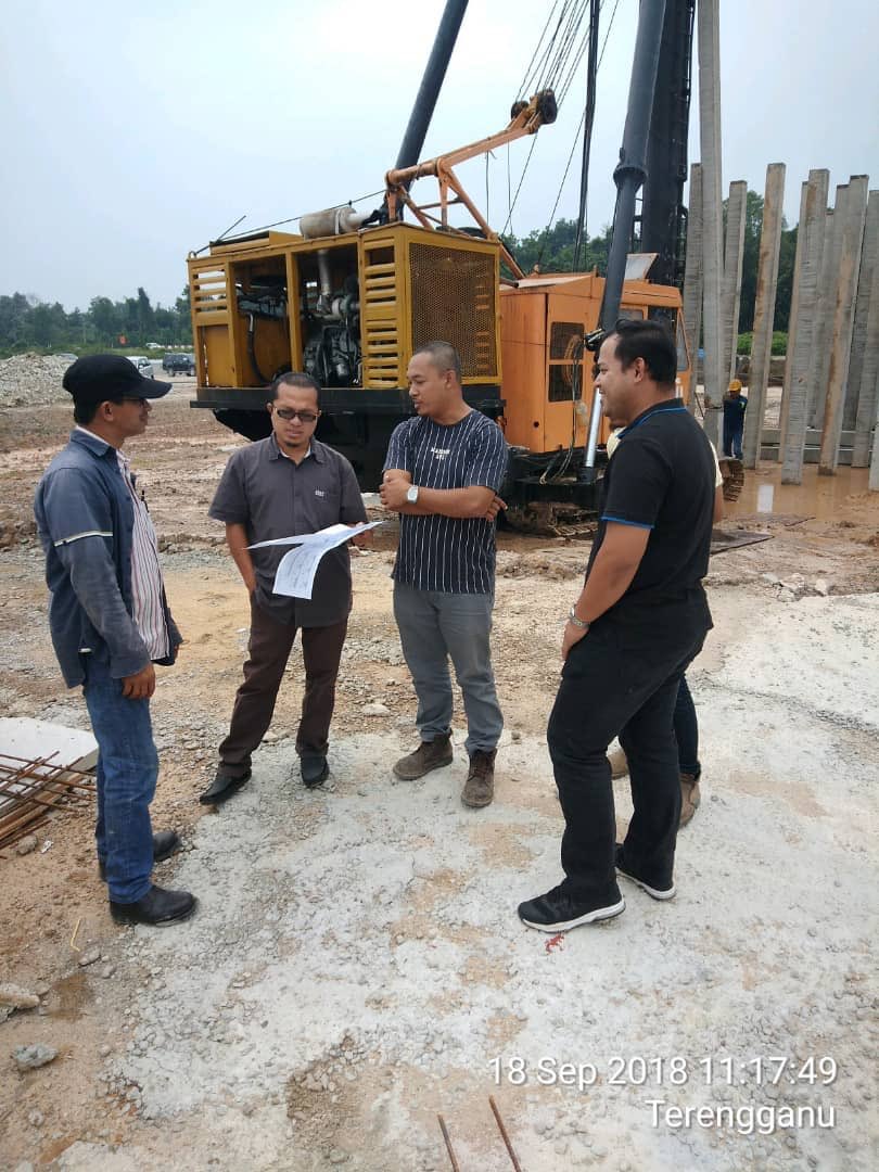 Lawatan kerja ke tapak pembuatan untuk produk 'retaining wall panel' di Chukai, Kemaman pada 18 September 2018 bagi projek Menaiktaraf Jalan Masuk Ke Bera dari Jalan FR10, Pahang.<a href="/HasmiJkr/">Hasmi Ahmad</a> <a href="/azamdin212/">Azam</a> <a href="/BpptimurCjJkr/">BPPTIMUR CJ JKR</a>