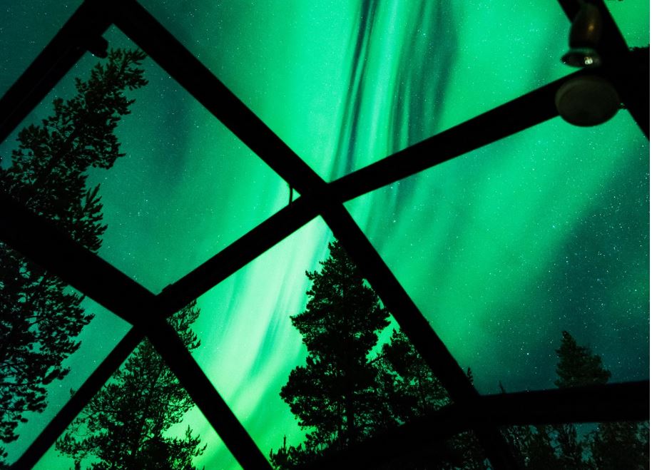 thisisFINLAND's tweet photo. Gaze at the sky from the comfort of bed in #Finland while touring Lapland. https://t.co/GhM5AcAewc @wanderlustmag #AuroraBorealis @kakslauttanen @HotelNellim https://t.co/XxrYu4NFd1