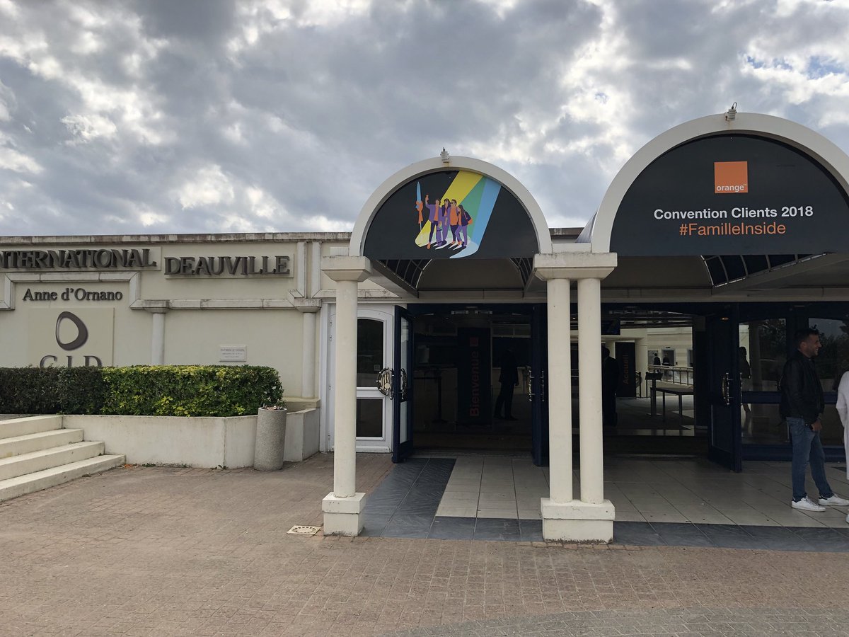 Avec avec nos équipes qui œuvrent au quotidien, notre marque et notre ancrage territorial, nous sommes forts, tous rassemblés ici, à Deauville, pour porter <a href="/Orange_France/">Orange France</a> toujours plus haut #conventionclients #FamilleInside #orange