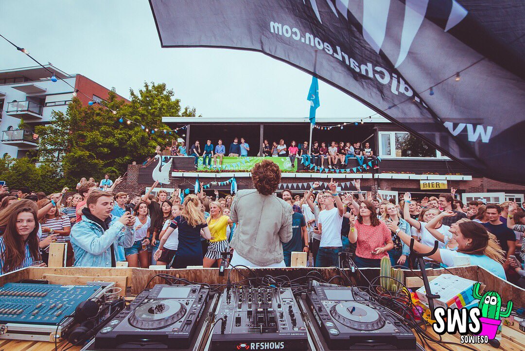 djcharleon's tweet photo. How to start uni right 😎🎷💃
#leiden #tour #student #party https://t.co/SKjhTfGR7d