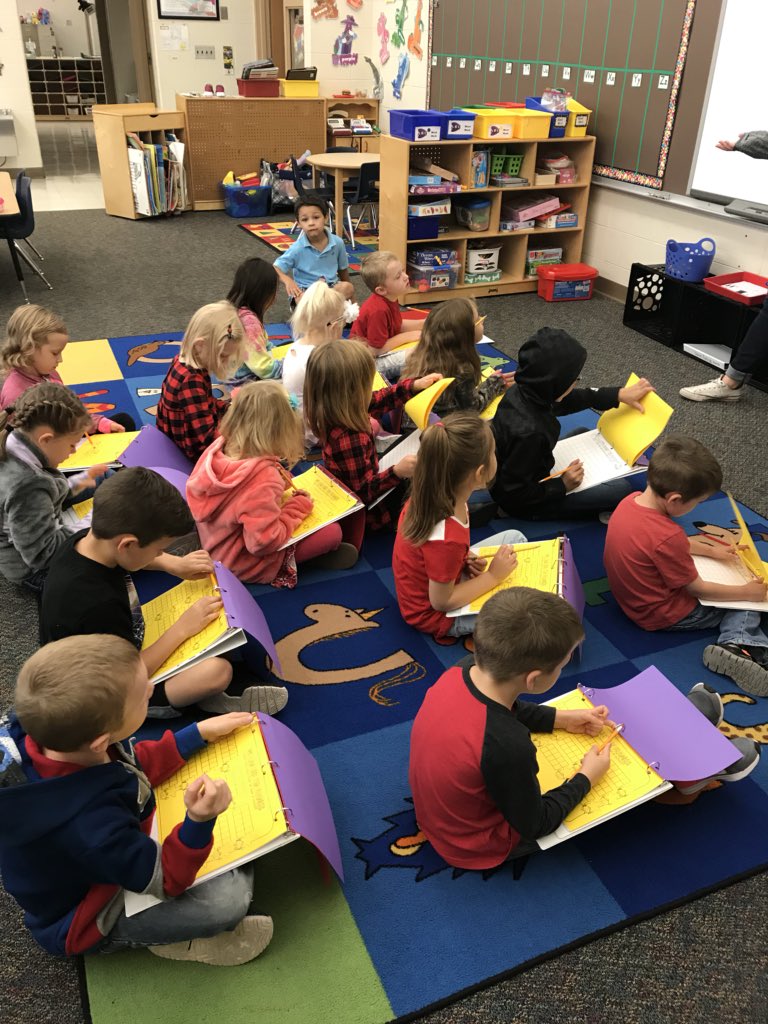 anghend36's tweet photo. Working hard on Hump Day!😊@ForestGlenElem https://t.co/BcOrh8Mfhc