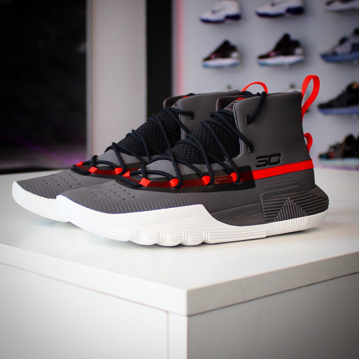 23basketball_es's tweet photo. UA SC 3ZERO II
El modelo take down de la línea de @StephenCurry30 es uno de los mejores modelos relación calidad/precio que podemos encontrar en el mercado.
#underarmour #curry #sc3zero #stephencurry #goldenstate #warriors #basketballshoes https://t.co/c4cilRxWTZ