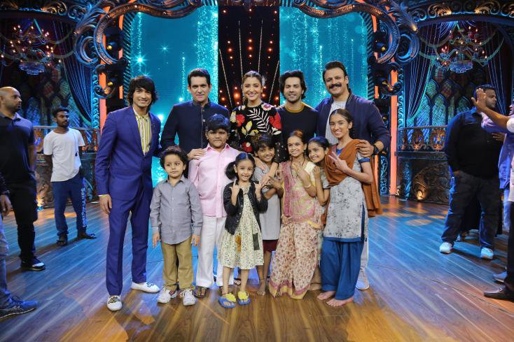 [PHOTO] <a href="/shantanum07/">Shantanu Maheshwari</a> with <a href="/AnushkaSharma/">Anushka Sharma</a> &amp; <a href="/Varun_dvn/">Varun Dhawan</a> on the sets of #IndiasBestDramebaaz! Shantanu truly looks stunning in a blue suit ✨ Can't wait for the episode to air!