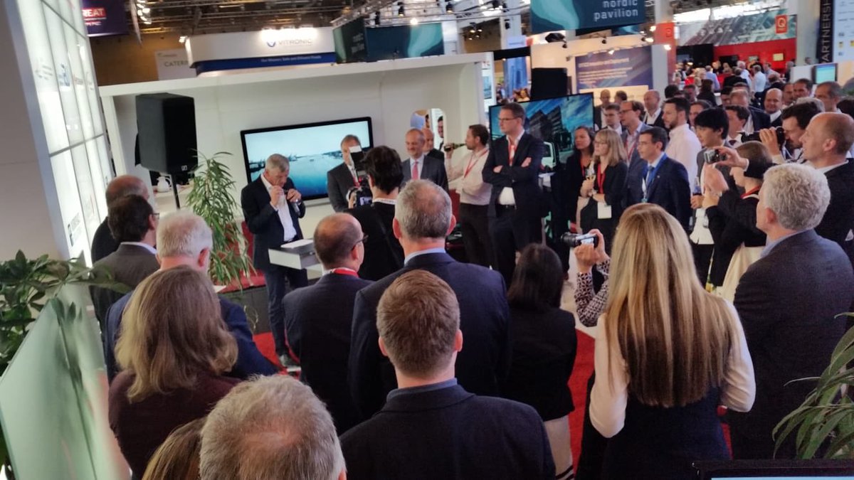 HH_BWI's tweet photo. Noch drei Jahre bis zum ITS-Weltkongress in #Hamburg. Heute schonmal volles Haus beim Hamburg-Empfang auf dem #itswc2018 in #Copenhagen. Eröffnungsworte von Staatsrat Sevecke. ⁦@ITS_Congresses⁩ ⁦@ITSHamburg2021⁩ ⁦@Senat_Hamburg⁩ https://t.co/F7YEnmlw9b