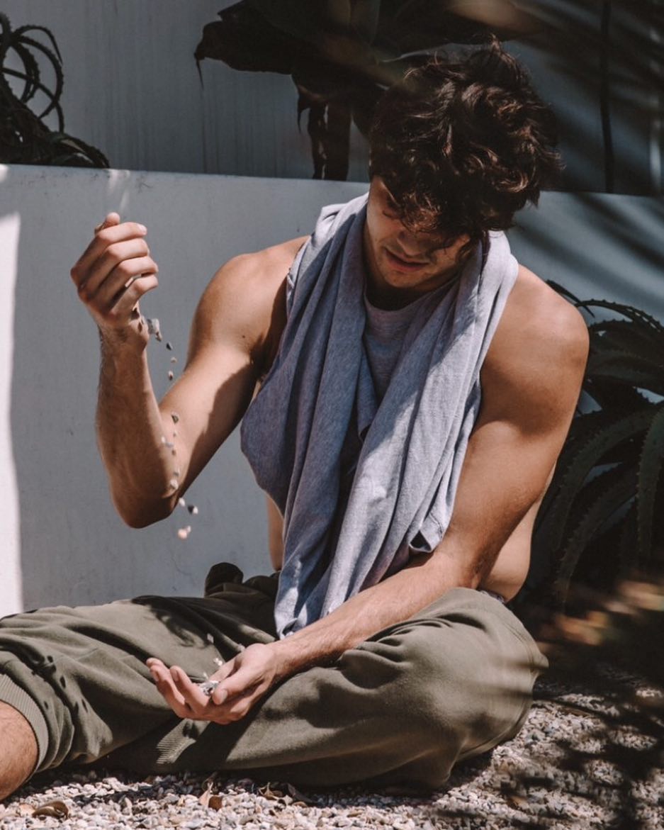 NetflixFR's tweet image. Noah Centineo ne sait pas enfiler ses vêtements, et c’est iconic.