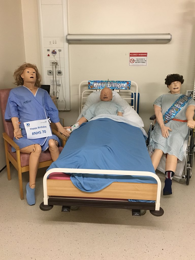 horrorlosers's tweet photo. Los creadores de #PediatricHAL no se quedan ahí. Gaumard Scentific tiene toda una gama de robots y maniquíes médicos que te resuelven el atrezzo de 'Trampa para turistas' y otras películas de horror con autómatas. Miren esta familia feliz. https://t.co/wBU5PkKk6y