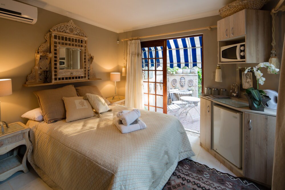 itsOnly_Jessica's tweet photo. The guesthouse only has 3 rooms which all differ in prices.

27 Elizabeth Street, Schoemansville, Hartebeespoort.

Going by car would be convenient, there’s no uber/taxify around the area and public transport is only for long distances. https://t.co/JEg5VvhT9U