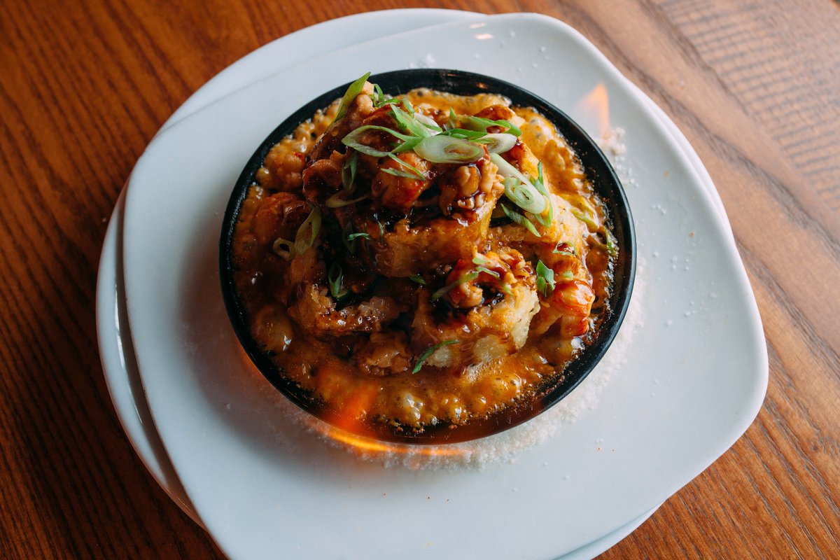 YokoChisholm's tweet photo. FLAMING VOLCANO 🔥 
Kani kama, chipotle cream cheese and jalapeño, tempura fried then topped with langostinos cooked in our creamy volcano sauce. Served with eel sauce and scallions 😋 https://t.co/WfZGAaG9ms