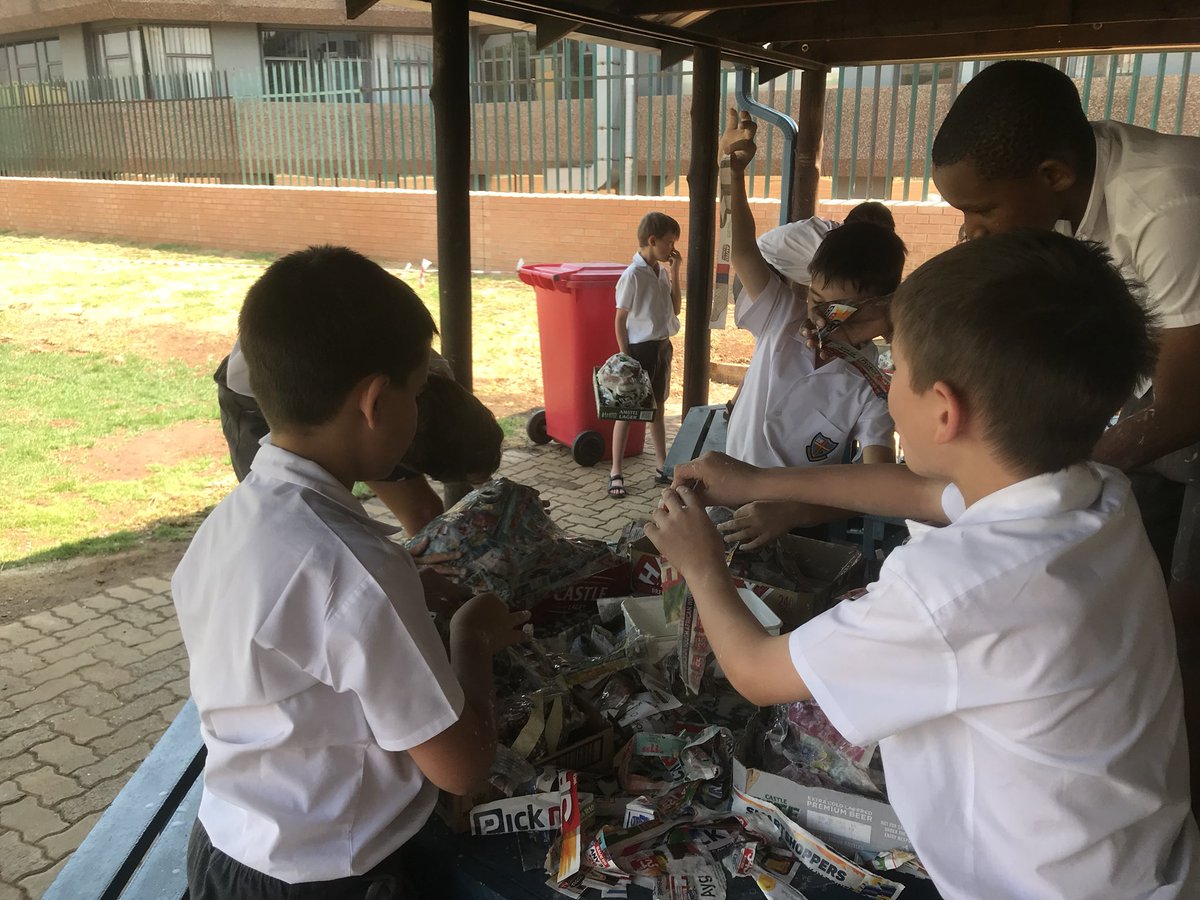 sam_barnett02's tweet photo. Boys getting seriously messy as we build our volcanoes π #boyfriendly #activelearning @BenniesJP @BenniesSA https://t.co/9oFJY3TdBt