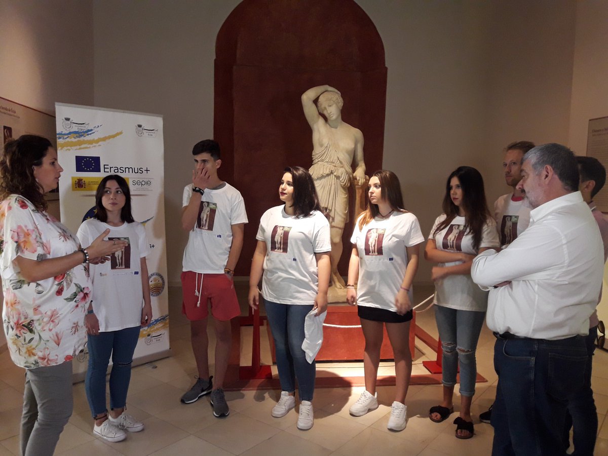 EcijaEmpleoForm's tweet photo. Hoy se ha realizado el acto de despedida del alumnado participante en el Proyecto #AstigiInEurope del programa @EUErasmusPlus. En dicho acto han participado el alcalde del @aytoecija, @djgarciaostos; la delegada de Des. Socieconómico @fatimaespmar; así como alumn@s de @safaecija https://t.co/oJCCt3UPud
