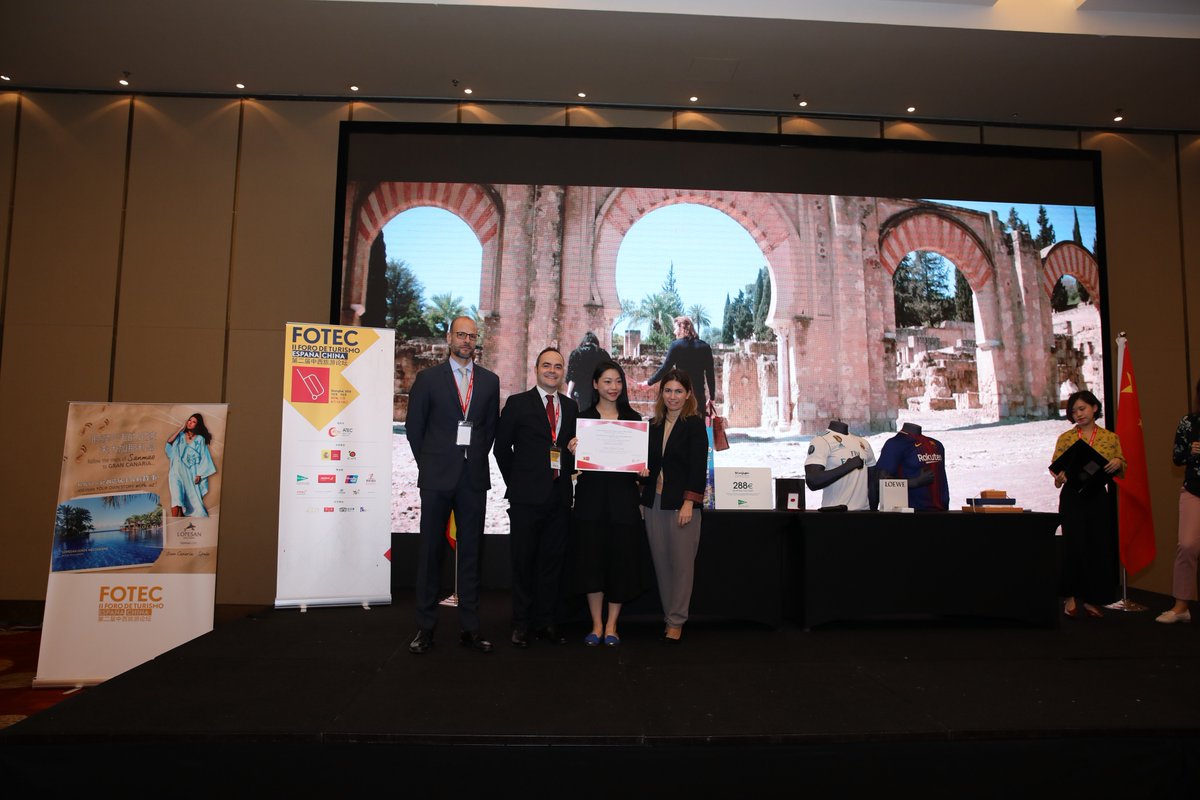 EspanaGlobal's tweet photo. La directora de RRII de #MarcaEspaña, María Sebastián de Erice, entregó  la pasada semana en #China los reconocimientos de Embajadores #ATEC y Amigos de España por su contribución y colaboración con España y el fomento de las relaciones bilaterales entre los dos países #FOTEC https://t.co/ytlC4fJkbJ