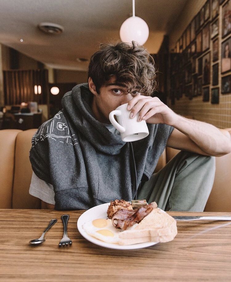Imagina tomar café da manhã com um Peter Kavinsky ♥️