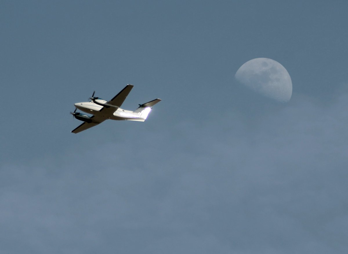 FAANews's tweet image. #GA #pilots: Stabilized approaches are important. But if you’re not stable by the time you descend to 1,000 feet, you’ll want to go around and try again. Read more at bit.ly/2NrFOc0 and #FlySafe.